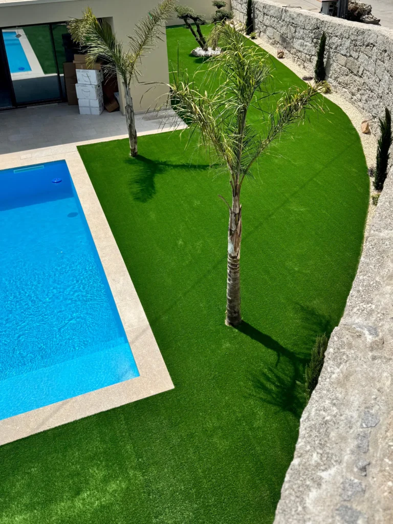 relva artificial à volta da piscina