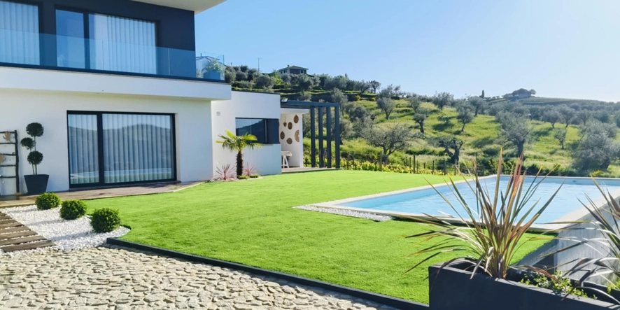 Relva artificial à volta da piscina: vale mesmo a pena?